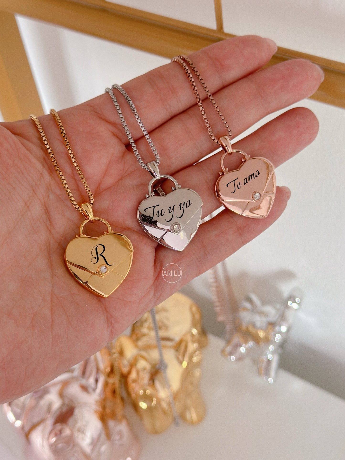 Collar sobre de corazón